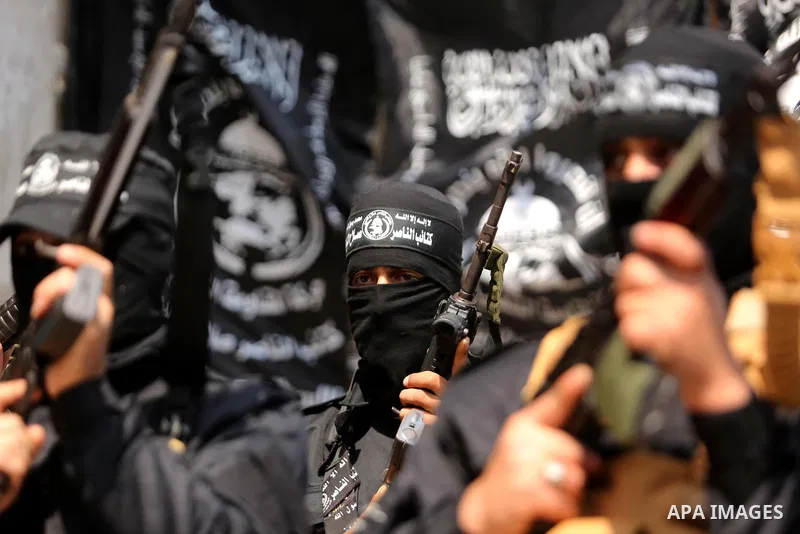 Palestinian militants of the Nasser Salah al-Din Brigades the military wing of the Popular Resistance movement hold their weapons during a press conference, in Gaza City on April 15, 2017. Photo by Ashraf Amra