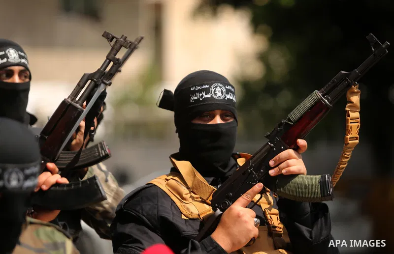 Palestinian militants of the Nasser Salah al-Din Brigades the military wing of the Popular Resistance movement hold their weapons during a press conference, in Gaza City on April 15, 2017. Photo by Ashraf Amra