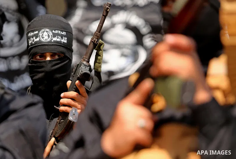 Palestinian militants of the Nasser Salah al-Din Brigades the military wing of the Popular Resistance movement hold their weapons during a press conference, in Gaza City on April 15, 2017. Photo by Ashraf Amra