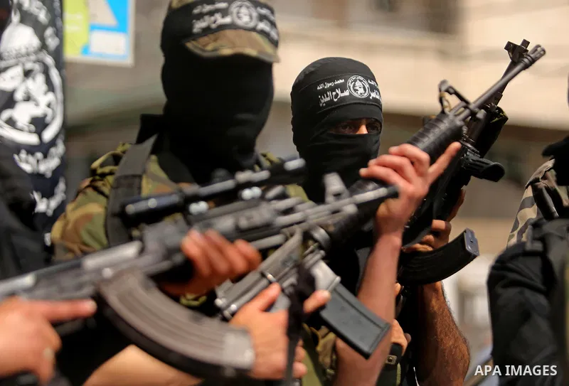 Palestinian militants of the Nasser Salah al-Din Brigades the military wing of the Popular Resistance movement hold their weapons during a press conference, in Gaza City on April 15, 2017. Photo by Ashraf Amra