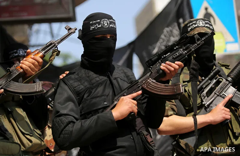 Palestinian militants of the Nasser Salah al-Din Brigades the military wing of the Popular Resistance movement hold their weapons during a press conference, in Gaza City on April 15, 2017. Photo by Ashraf Amra