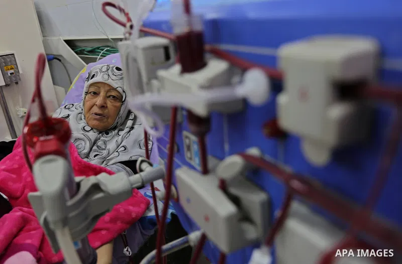A Palestinian patient woman gets her kidneys washed at the dialysis department in the Al-Shifa hospital during the worsening crisis of power outages in Gaza City on April 16, 2017. Photo by Ashraf Amra