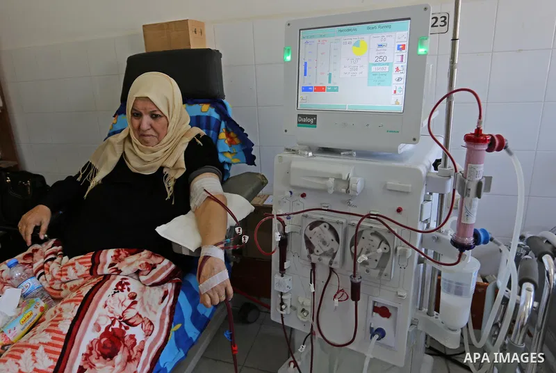 A Palestinian patient woman gets her kidneys washed at the dialysis department in the Al-Shifa hospital during the worsening crisis of power outages in Gaza City on April 16, 2017. Photo by Ashraf Amra