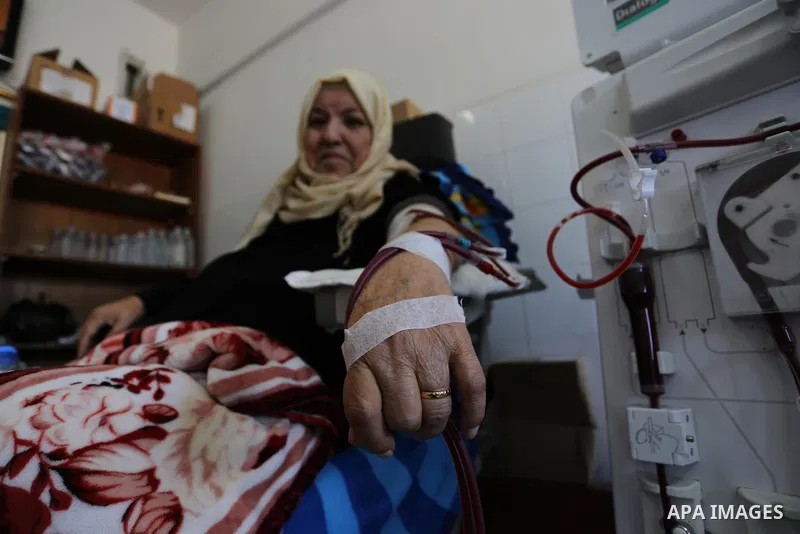 A Palestinian patient woman gets her kidneys washed at the dialysis department in the Al-Shifa hospital during the worsening crisis of power outages in Gaza City on April 16, 2017. Photo by Ashraf Amra