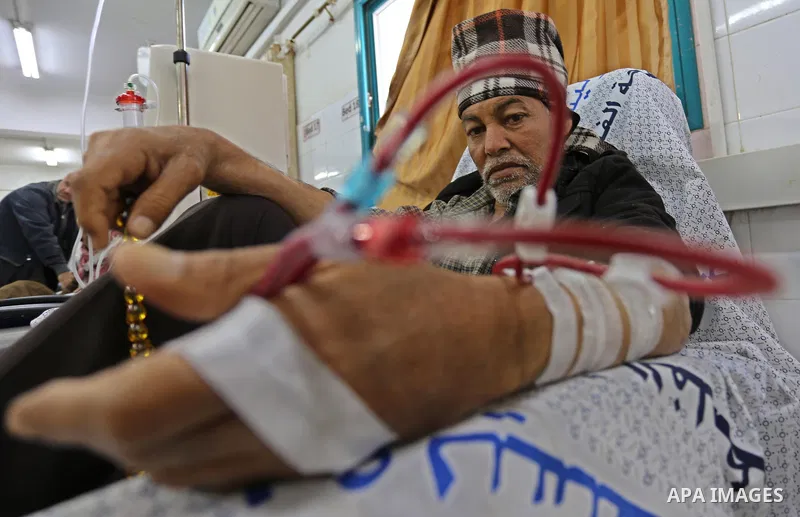 A Palestinian patient man gets his kidneys washed at the dialysis department in the Al-Shifa hospital during the worsening crisis of power outages in Gaza City on April 16, 2017. Photo by Ashraf Amra