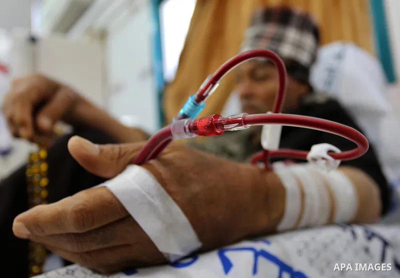 A Palestinian patient man gets his kidneys washed at the dialysis department in the Al-Shifa hospital during the worsening crisis of power outages in Gaza City on April 16, 2017. Photo by Ashraf Amra