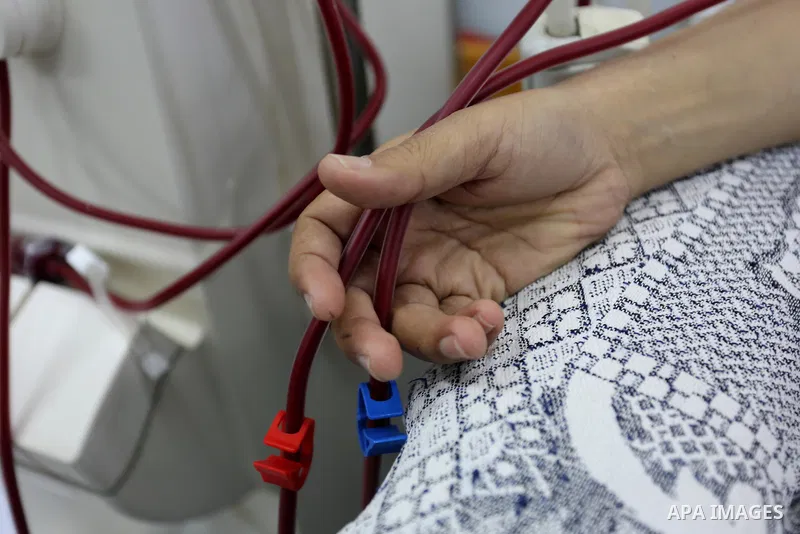 A Palestinian patient man gets his kidneys washed at the dialysis department in the Al-Shifa hospital during the worsening crisis of power outages in Gaza City on April 16, 2017. Photo by Ashraf Amra