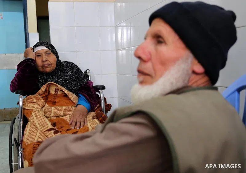 A Palestinian patient woman gets her kidneys washed at the dialysis department in the Al-Shifa hospital during the worsening crisis of power outages in Gaza City on April 16, 2017. Photo by Ashraf Amra