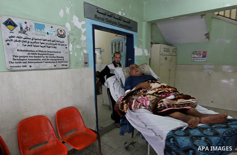 A Palestinian patient man gets his kidneys washed at the dialysis department in the Al-Shifa hospital during the worsening crisis of power outages in Gaza City on April 16, 2017. Photo by Ashraf Amra