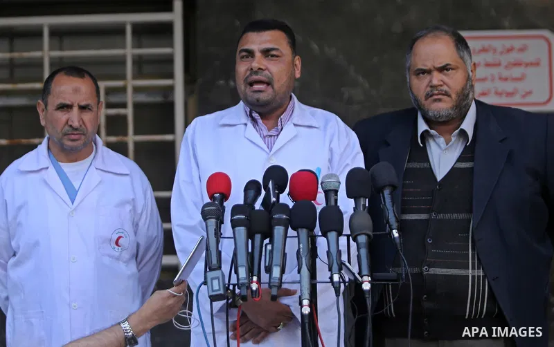Spokesman for the Ministry of Health, Ashraf Al-Qedra, speaks during a press conference in Gaza City on April 16, 2017. Photo by Ashraf Amra