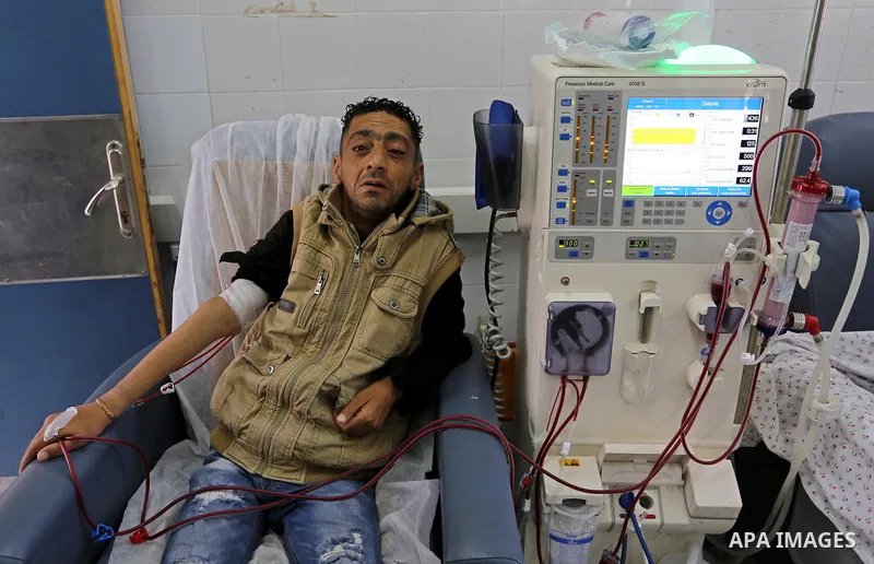 A Palestinian patient man gets his kidneys washed at the dialysis department in the Al-Shifa hospital during the worsening crisis of power outages in Gaza City on April 16, 2017. Photo by Ashraf Amra