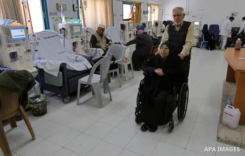 A Palestinian patient woman gets her kidneys washed at the dialysis department in the Al-Shifa hospital during the worsening crisis of power outages in Gaza City on April 16, 2017. Photo by Ashraf Amra