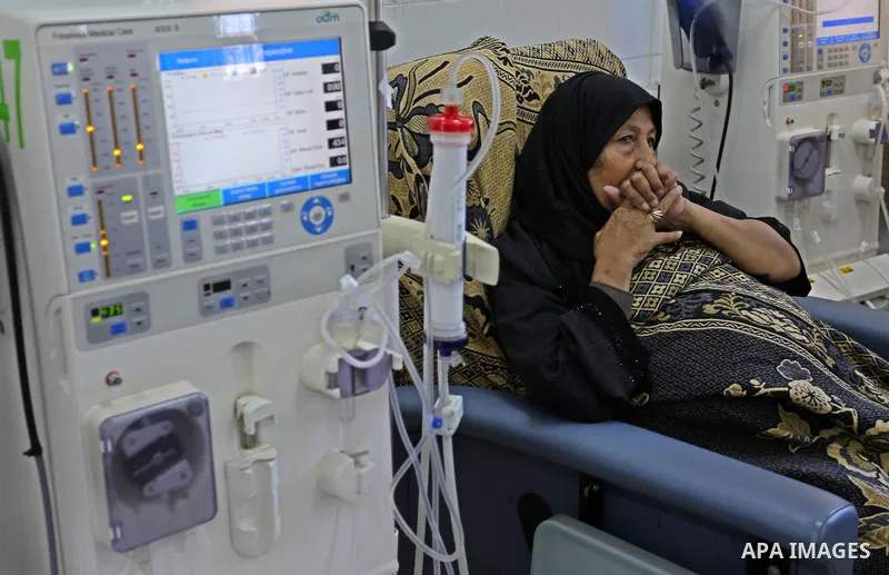 A Palestinian patient woman gets her kidneys washed at the dialysis department in the Al-Shifa hospital during the worsening crisis of power outages in Gaza City on April 16, 2017. Photo by Ashraf Amra
