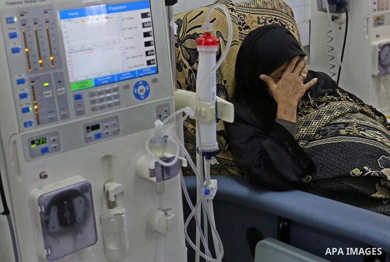 A Palestinian patient woman gets her kidneys washed at the dialysis department in the Al-Shifa hospital during the worsening crisis of power outages in Gaza City on April 16, 2017. Photo by Ashraf Amra