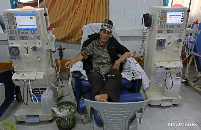 A Palestinian patient man gets his kidneys washed at the dialysis department in the Al-Shifa hospital during the worsening crisis of power outages in Gaza City on April 16, 2017. Photo by Ashraf Amra