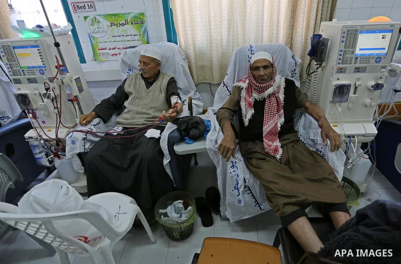 Palestinian patient men get their kidneys washed at the dialysis department in the Al-Shifa hospital during the worsening crisis of power outages in Gaza City on April 16, 2017. Photo by Ashraf Amra