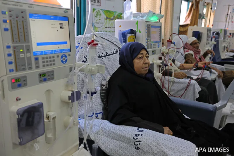 A Palestinian patient woman gets her kidneys washed at the dialysis department in the Al-Shifa hospital during the worsening crisis of power outages in Gaza City on April 16, 2017. Photo by Ashraf Amra