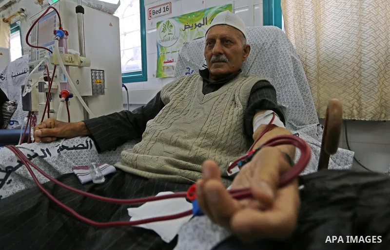 A Palestinian patient man gets his kidneys washed at the dialysis department in the Al-Shifa hospital during the worsening crisis of power outages in Gaza City on April 16, 2017. Photo by Ashraf Amra