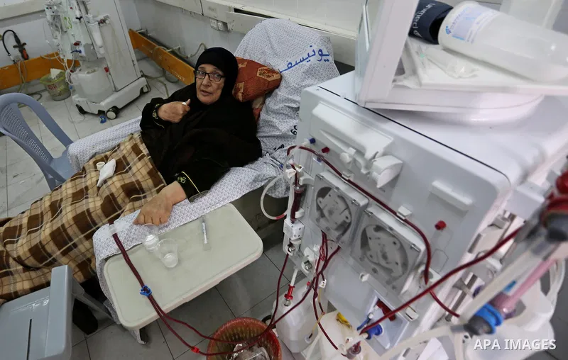 A Palestinian patient woman gets her kidneys washed at the dialysis department in the Al-Shifa hospital during the worsening crisis of power outages in Gaza City on April 16, 2017. Photo by Ashraf Amra