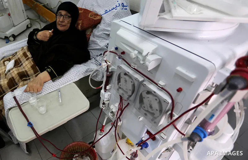 A Palestinian patient woman gets her kidneys washed at the dialysis department in the Al-Shifa hospital during the worsening crisis of power outages in Gaza City on April 16, 2017. Photo by Ashraf Amra