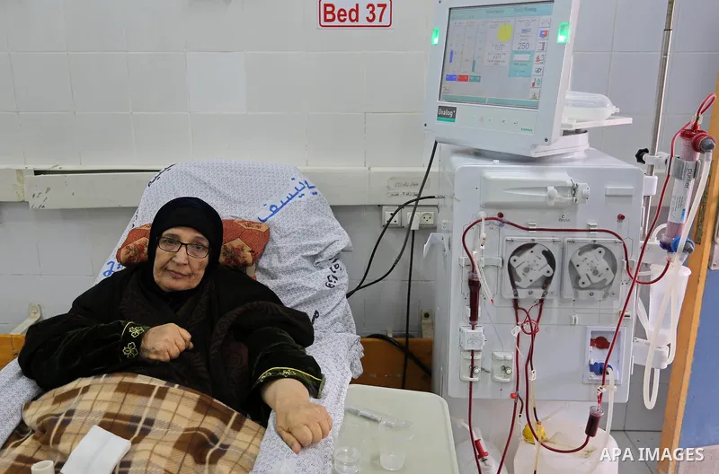 A Palestinian patient woman gets her kidneys washed at the dialysis department in the Al-Shifa hospital during the worsening crisis of power outages in Gaza City on April 16, 2017. Photo by Ashraf Amra
