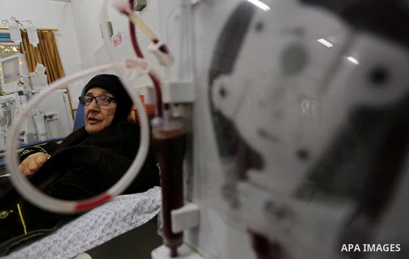 A Palestinian patient woman gets her kidneys washed at the dialysis department in the Al-Shifa hospital during the worsening crisis of power outages in Gaza City on April 16, 2017. Photo by Ashraf Amra