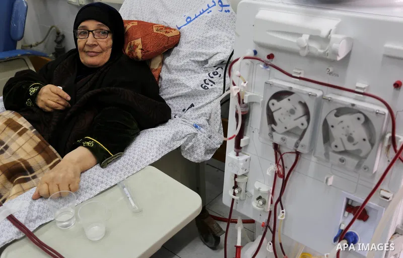 A Palestinian patient woman gets her kidneys washed at the dialysis department in the Al-Shifa hospital during the worsening crisis of power outages in Gaza City on April 16, 2017. Photo by Ashraf Amra