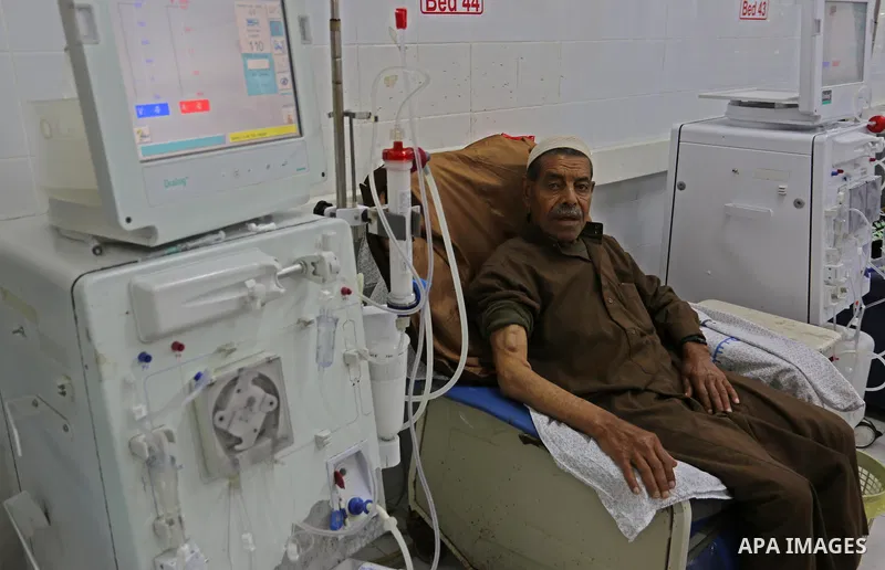 A Palestinian patient man gets his kidneys washed at the dialysis department in the Al-Shifa hospital during the worsening crisis of power outages in Gaza City on April 16, 2017. Photo by Ashraf Amra
