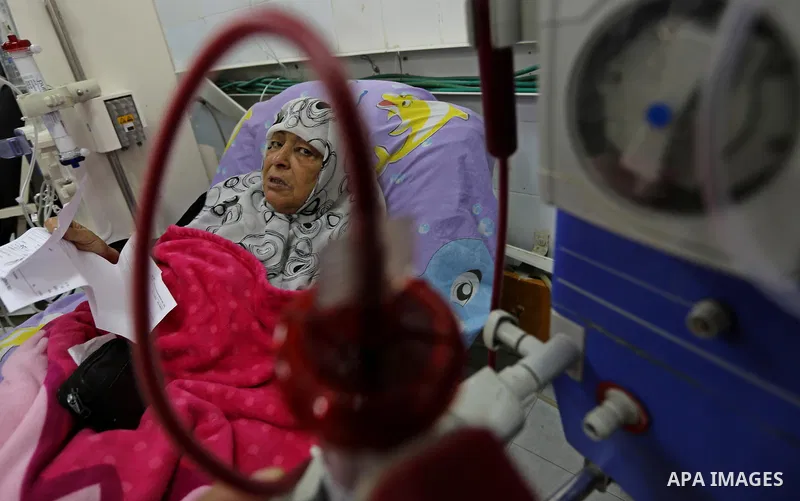 A Palestinian patient woman gets her kidneys washed at the dialysis department in the Al-Shifa hospital during the worsening crisis of power outages in Gaza City on April 16, 2017. Photo by Ashraf Amra