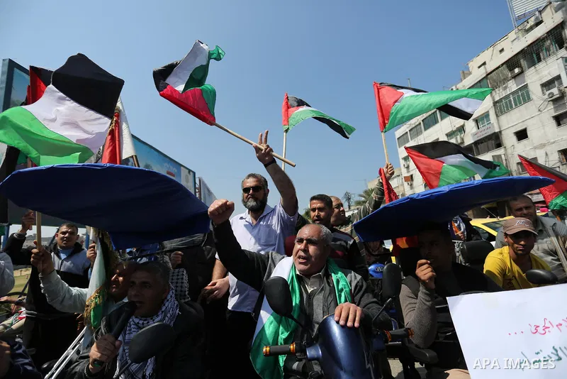 Palestinians shout slogans and hold banners during a demonstration to calling for an end in the political division and the national reconciliation, in Gaza city on April 16, 2017. Photo by Ashraf Amra