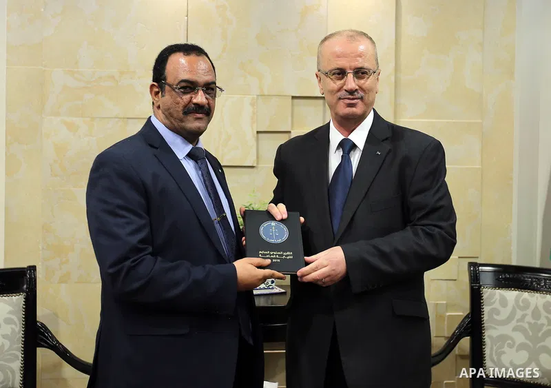 Palestinian Prime Minister Rami Hamdallah receive the Seven th Annual Report of the Public Prosecution for 2016 in the West Bank city of Ramallah on April 17, 2017. Photo by Prime Minister Office