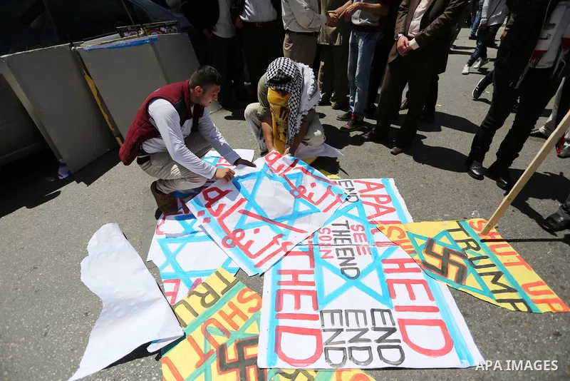 Protesters take part in a rally in support of Palestinian prisoners on hunger strike in Israeli jails marking Palestinian Prisoner Day, in Gaza City April 17, 2017. Hundreds of Palestinians in Israeli jails launched a hu...