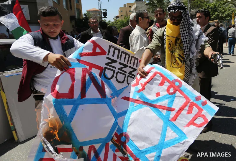 Protesters take part in a rally in support of Palestinian prisoners on hunger strike in Israeli jails marking Palestinian Prisoner Day, in Gaza City April 17, 2017. Hundreds of Palestinians in Israeli jails launched a hu...