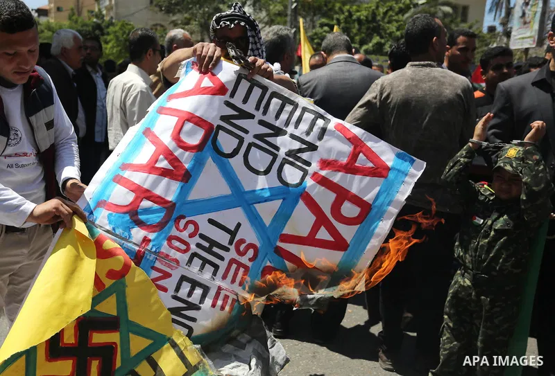 Protesters take part in a rally in support of Palestinian prisoners on hunger strike in Israeli jails marking Palestinian Prisoner Day, in Gaza City April 17, 2017. Hundreds of Palestinians in Israeli jails launched a hu...