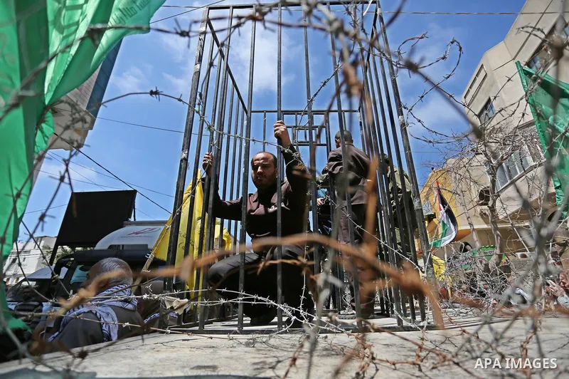 Protesters take part in a rally in support of Palestinian prisoners on hunger strike in Israeli jails marking Palestinian Prisoner Day, in Gaza City April 17, 2017. Hundreds of Palestinians in Israeli jails launched a hu...