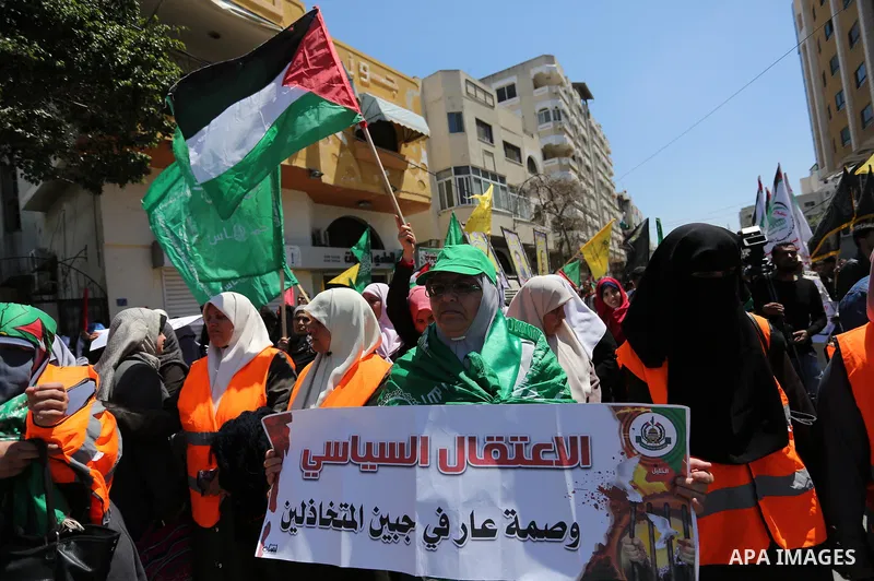 Protesters take part in a rally in support of Palestinian prisoners on hunger strike in Israeli jails marking Palestinian Prisoner Day, in Gaza City April 17, 2017. Hundreds of Palestinians in Israeli jails launched a hu...