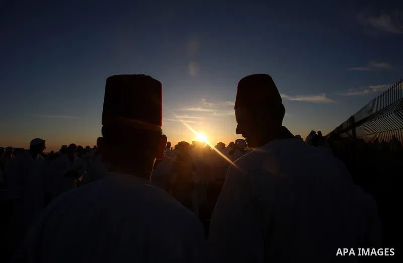 Members of the Samaritan sect take part in a traditional pilgrimage marking the holiday of Passover atop Mount Gerizim near the West Bank city of Nablus, on April 17, 2017. The Samaritans practice a religion that is base...