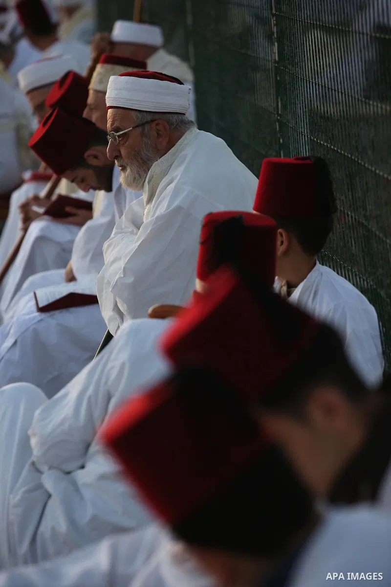 Members of the Samaritan sect take part in a traditional pilgrimage marking the holiday of Passover atop Mount Gerizim near the West Bank city of Nablus, on April 17, 2017. The Samaritans practice a religion that is base...