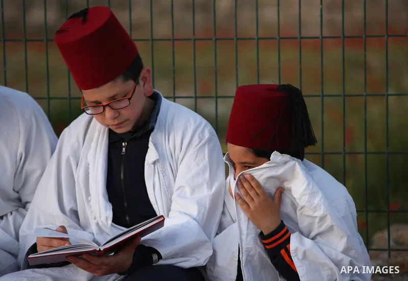Members of the Samaritan sect take part in a traditional pilgrimage marking the holiday of Passover atop Mount Gerizim near the West Bank city of Nablus, on April 17, 2017. The Samaritans practice a religion that is base...