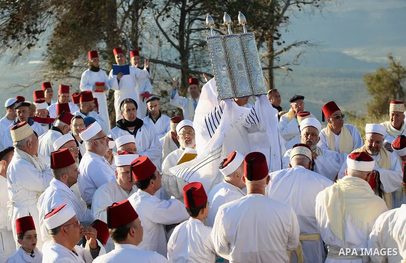 Members of the Samaritan sect take part in a traditional pilgrimage marking the holiday of Passover atop Mount Gerizim near the West Bank city of Nablus, on April 17, 2017. The Samaritans practice a religion that is base...