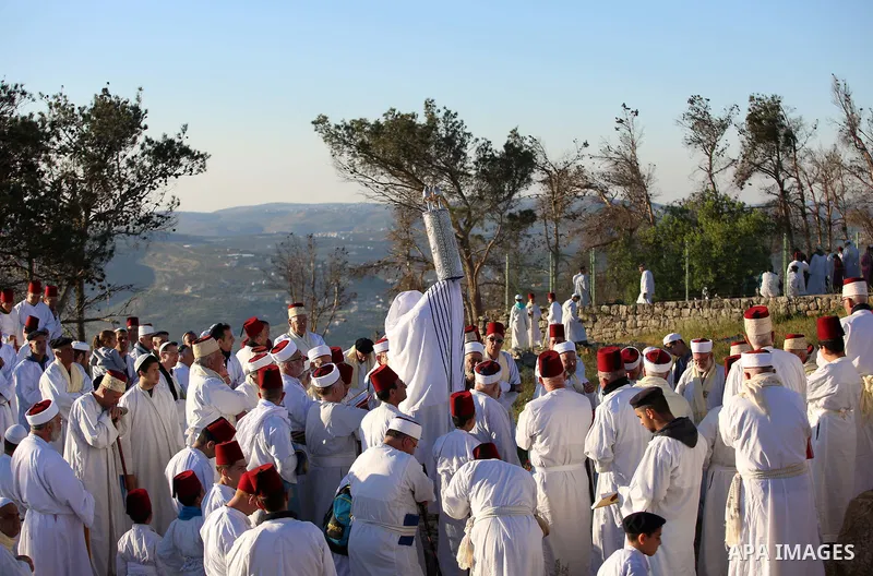 Members of the Samaritan sect take part in a traditional pilgrimage marking the holiday of Passover atop Mount Gerizim near the West Bank city of Nablus, on April 17, 2017. The Samaritans practice a religion that is base...