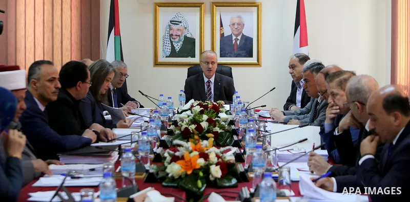 Palestinian Prime Minister Rami hamdallah heads the Palestinian cabinet meeting in the West Bank city of Ramallah on April 18, 2017. Photo by Prime Minister Office