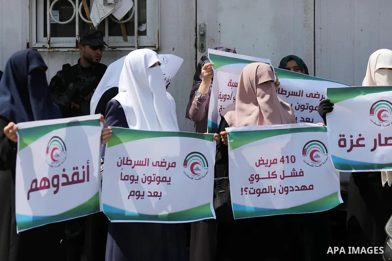 Union of the Palestinian syndicates members hold banners during a protest against Israeli blockade, in Gaza city, on April 19, 2017. Photo by Mohammed Asad