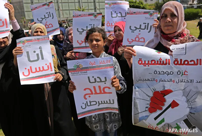 Palestinian Cancer patients take part in a protest to demand to travel for treatment, in Gaza city, on April 20, 2017. Photo by Ashraf Amra
