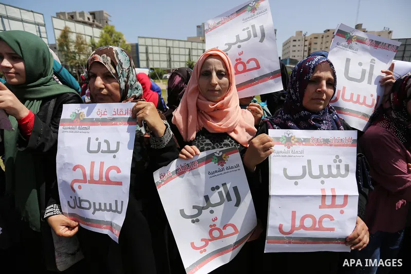 Palestinian Cancer patients take part in a protest to demand to travel for treatment, in Gaza city, on April 20, 2017. Photo by Ashraf Amra