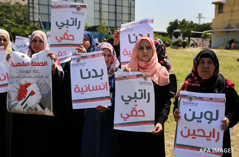 Palestinian Cancer patients take part in a protest to demand to travel for treatment, in Gaza city, on April 20, 2017. Photo by Ashraf Amra