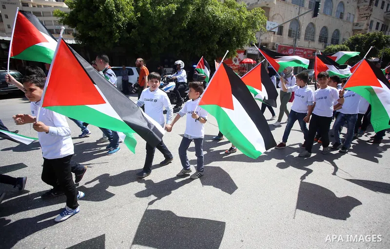 Palestinian boys shout slogans during a rally in support of Palestinian prisoners on hunger strike in Israeli jails, in the West Bank city of Nablus April 20, 2017. Photo by Ayman Ameen