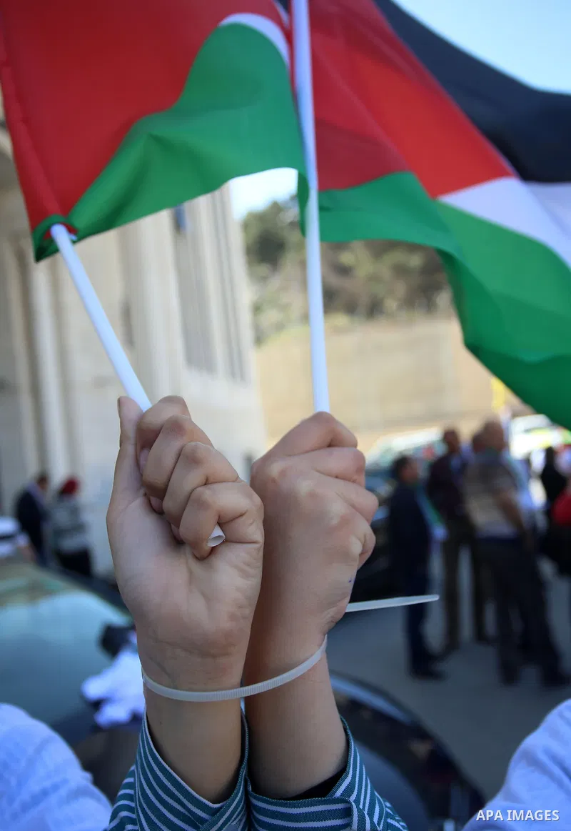 Palestinian boys shout slogans during a rally in support of Palestinian prisoners on hunger strike in Israeli jails, in the West Bank city of Nablus April 20, 2017. Photo by Ayman Ameen