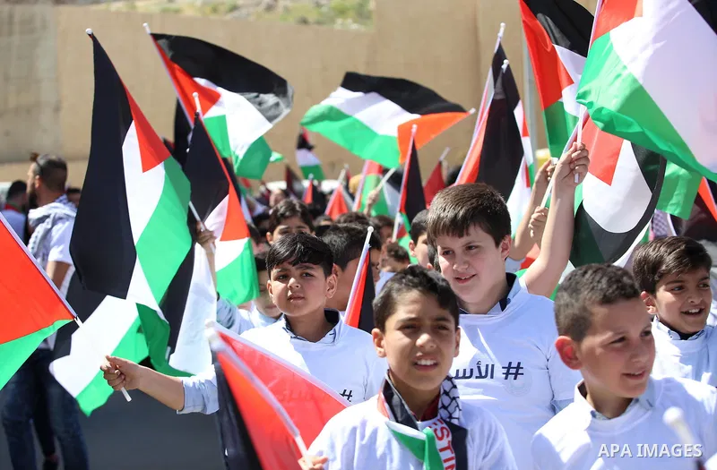 Palestinian boys shout slogans during a rally in support of Palestinian prisoners on hunger strike in Israeli jails, in the West Bank city of Nablus April 20, 2017. Photo by Ayman Ameen