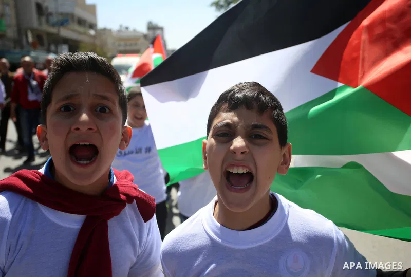 Palestinian boys shout slogans during a rally in support of Palestinian prisoners on hunger strike in Israeli jails, in the West Bank city of Nablus April 20, 2017. Photo by Ayman Ameen